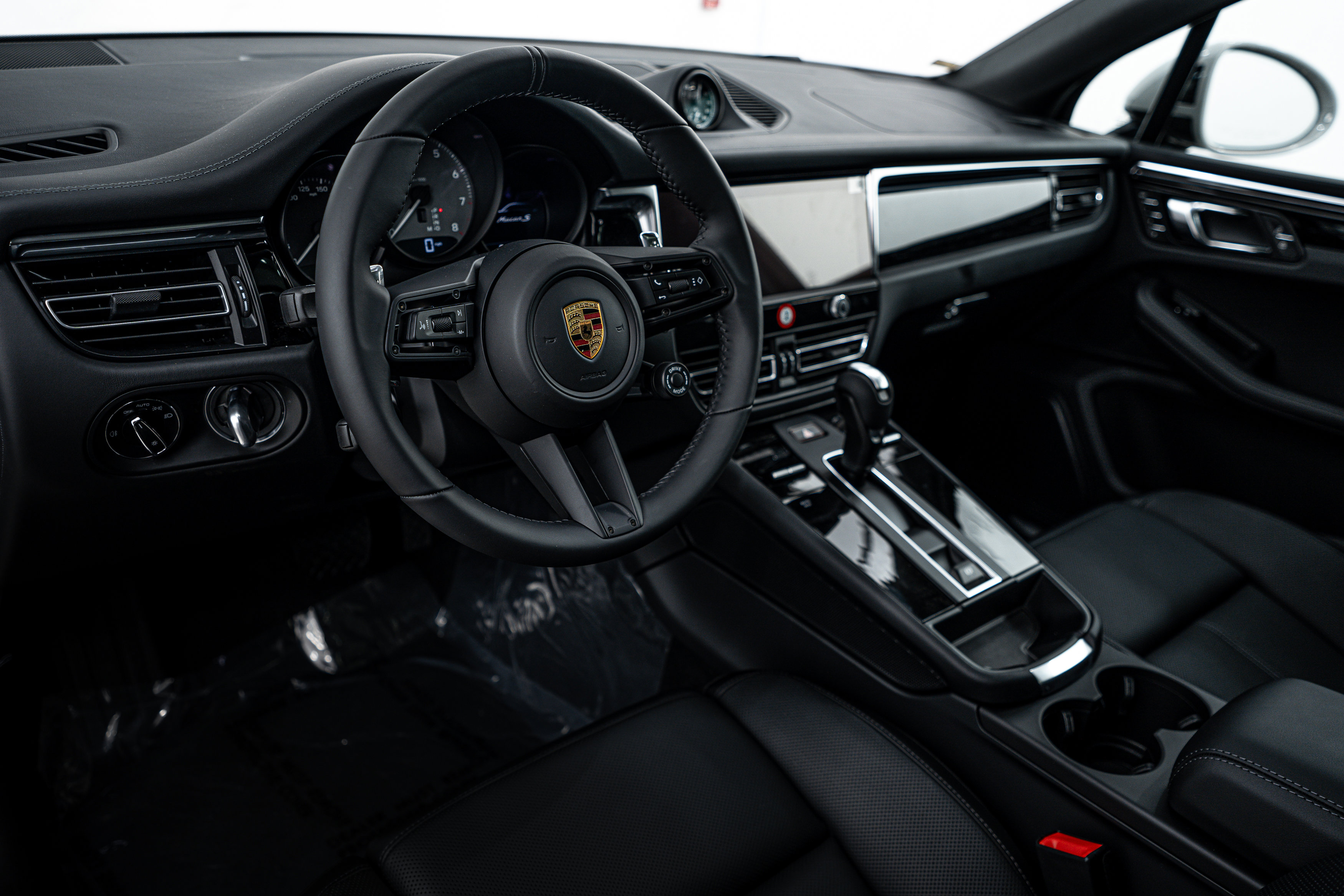 2025 Porsche Macan S photo 4