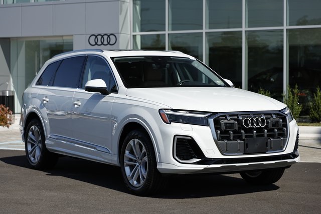 2025 Audi Q7 55 Premium Plus photo 2