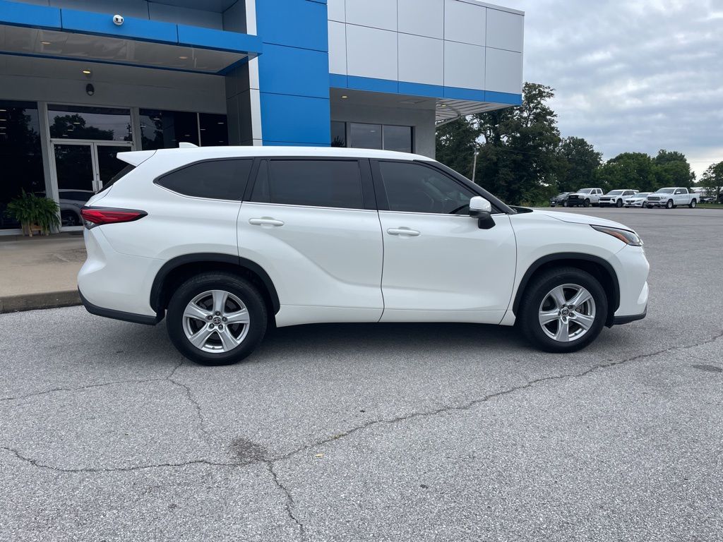 Used 2021 White Toyota LE image 9