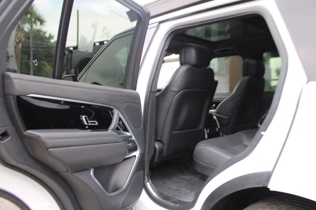 2023 Land Rover Range Rover SE photo 27