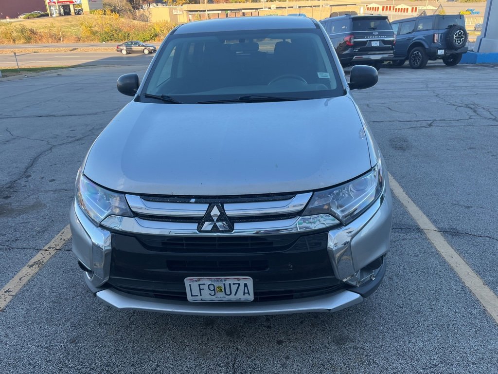 2018 Mitsubishi Outlander ES photo 2