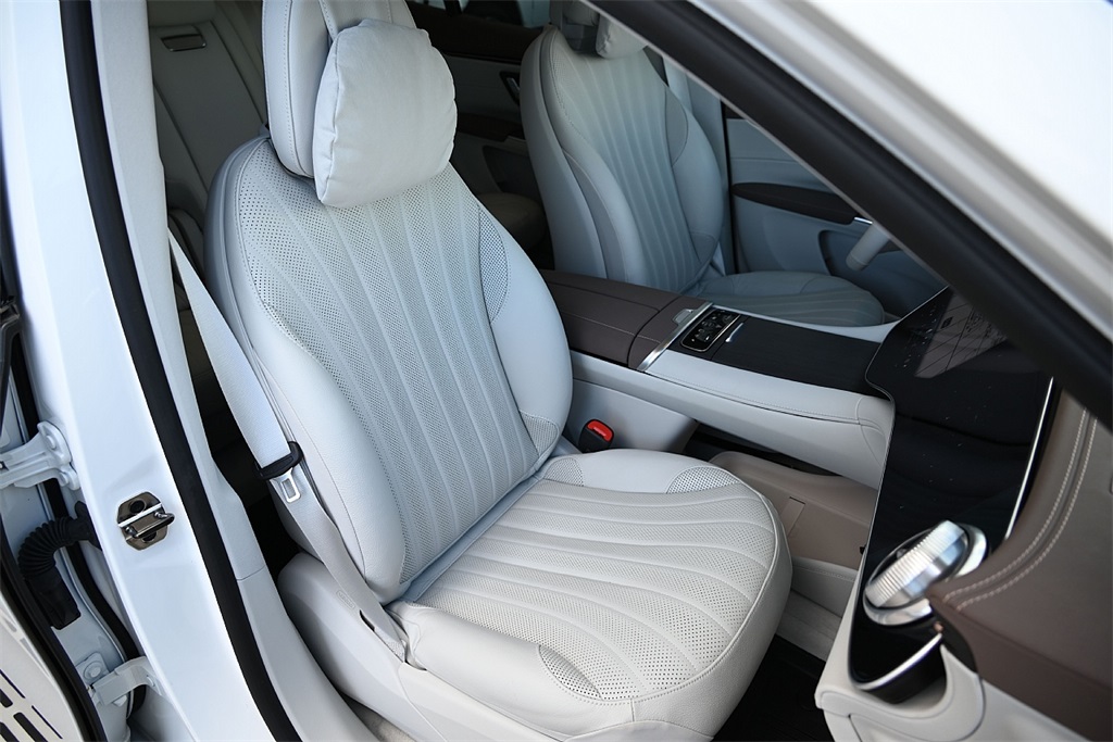 2024 Mercedes Benz EQS SUV 450 photo 6