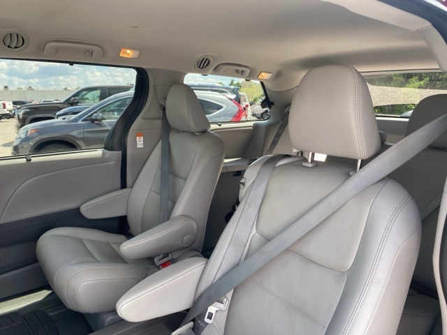 2020 Toyota Sienna XLE photo 15