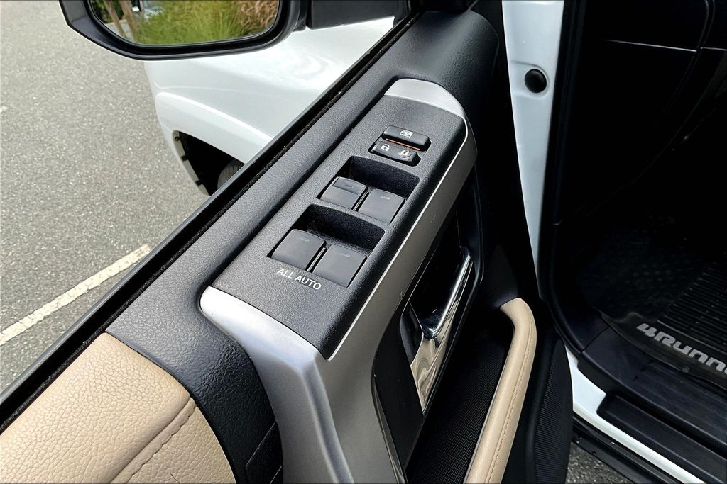 2020 Toyota 4Runner SR5 Premium photo 25