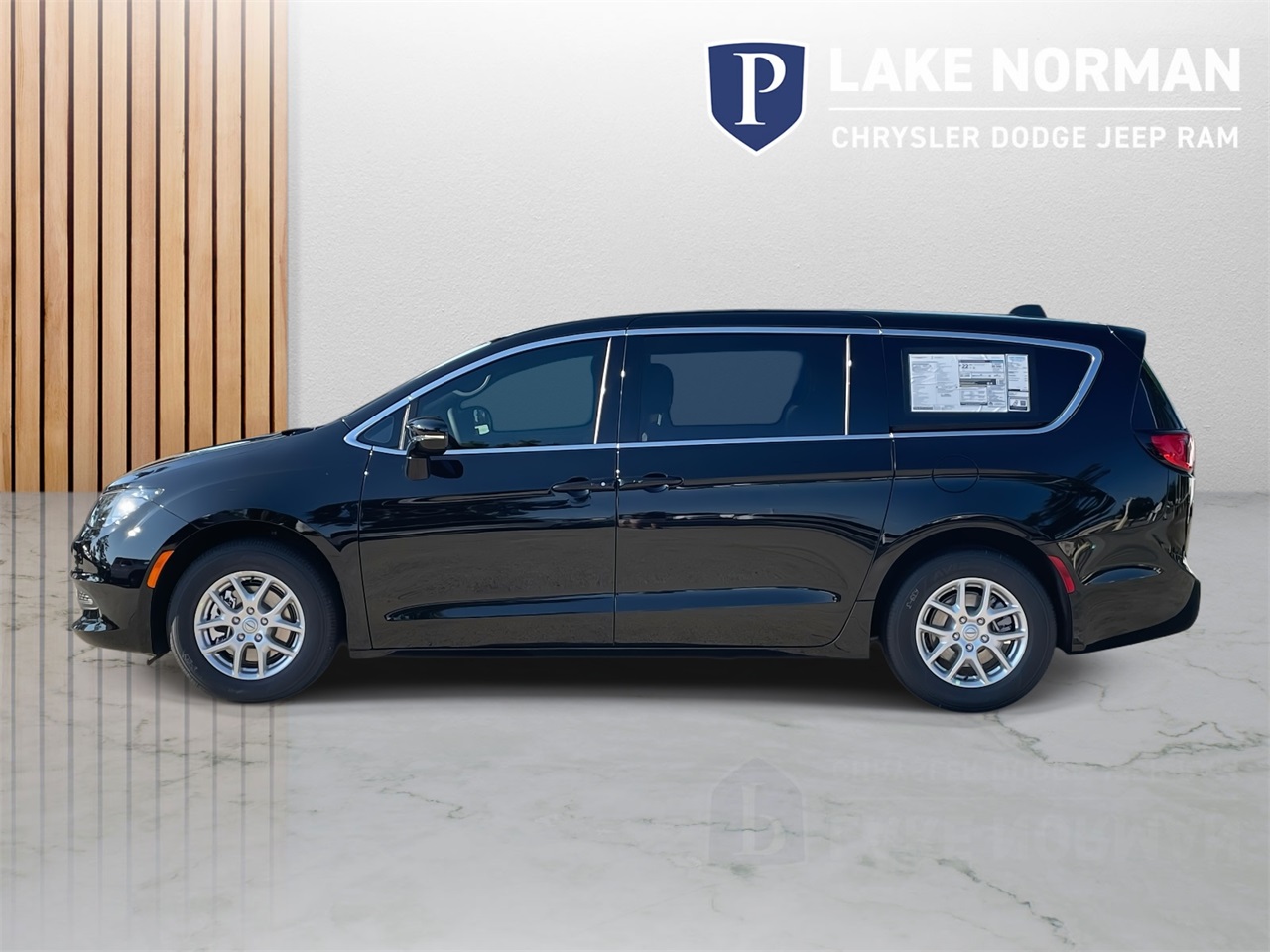 2025 Chrysler Voyager LX photo 4