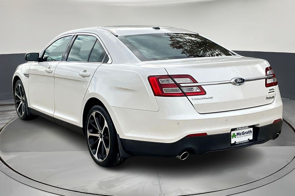 2015 Ford Taurus SEL photo 4
