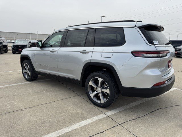 2025 Jeep Grand Cherokee Limited photo 4
