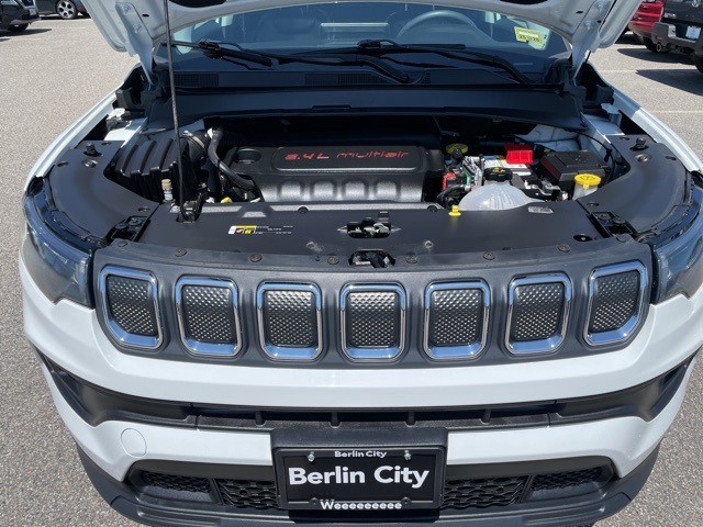 2022 Jeep Compass Latitude photo 2