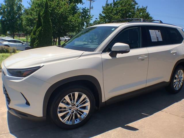 2024 Toyota Grand Highlander Platinum photo 2