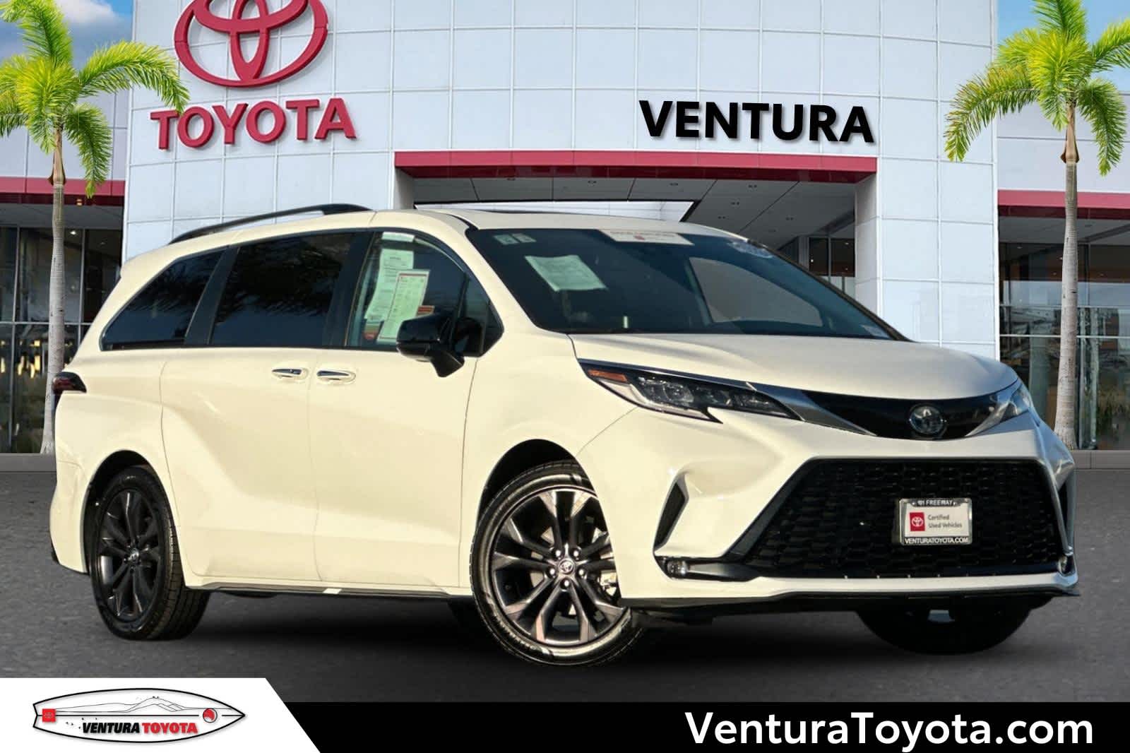 2022 Toyota Sienna XSE's photo