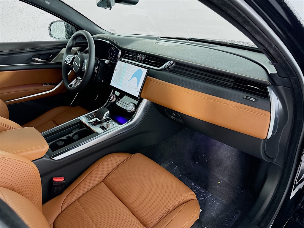 New 2024 Black Jaguar R-Dynamic SE image 32