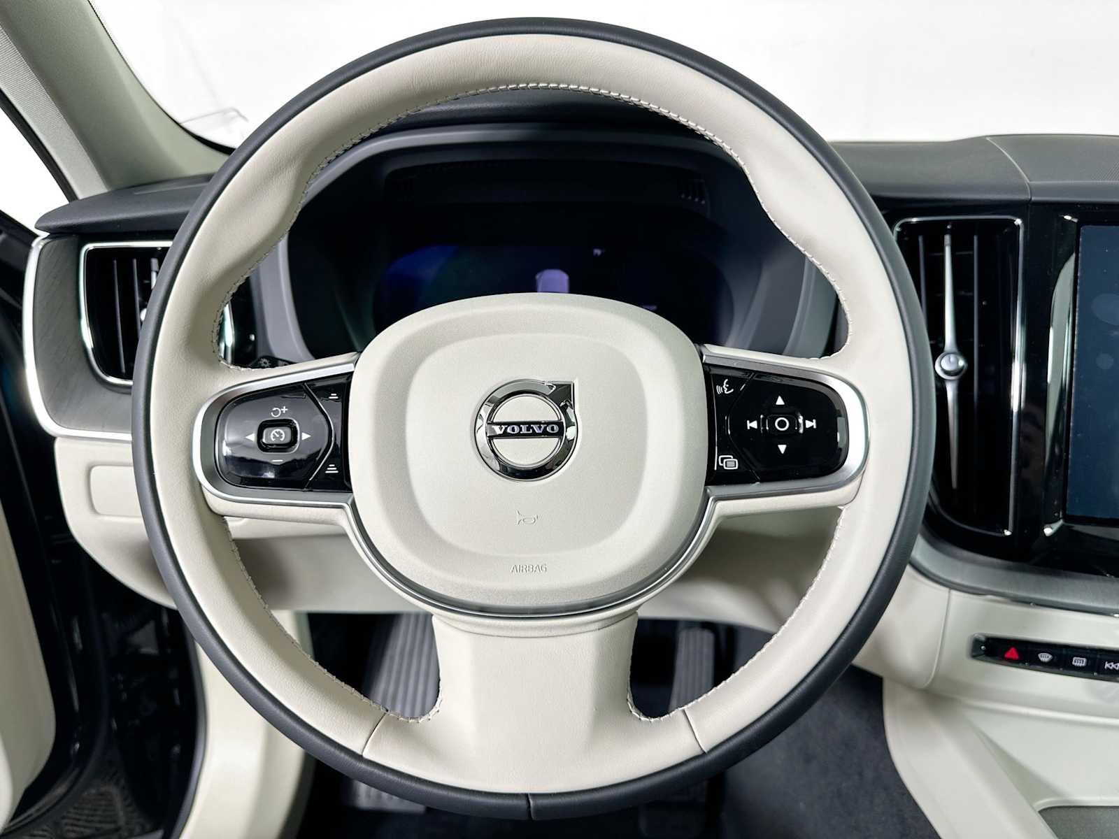 2025 Volvo XC60 T8 Plus photo 9
