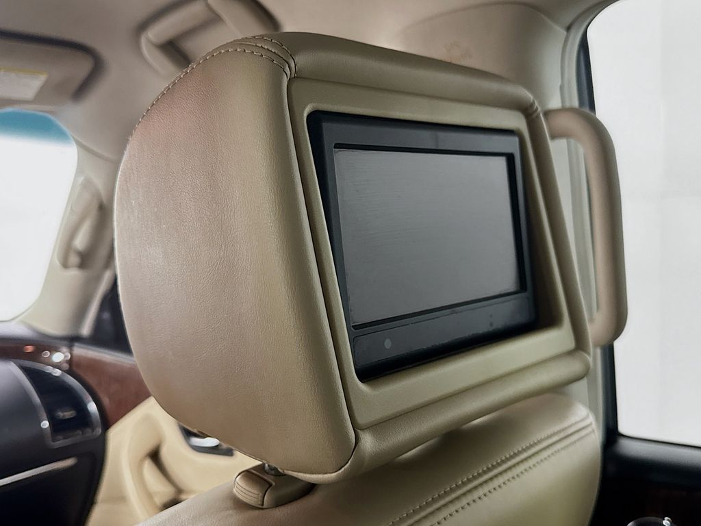 2017 Nissan Armada Platinum photo 26