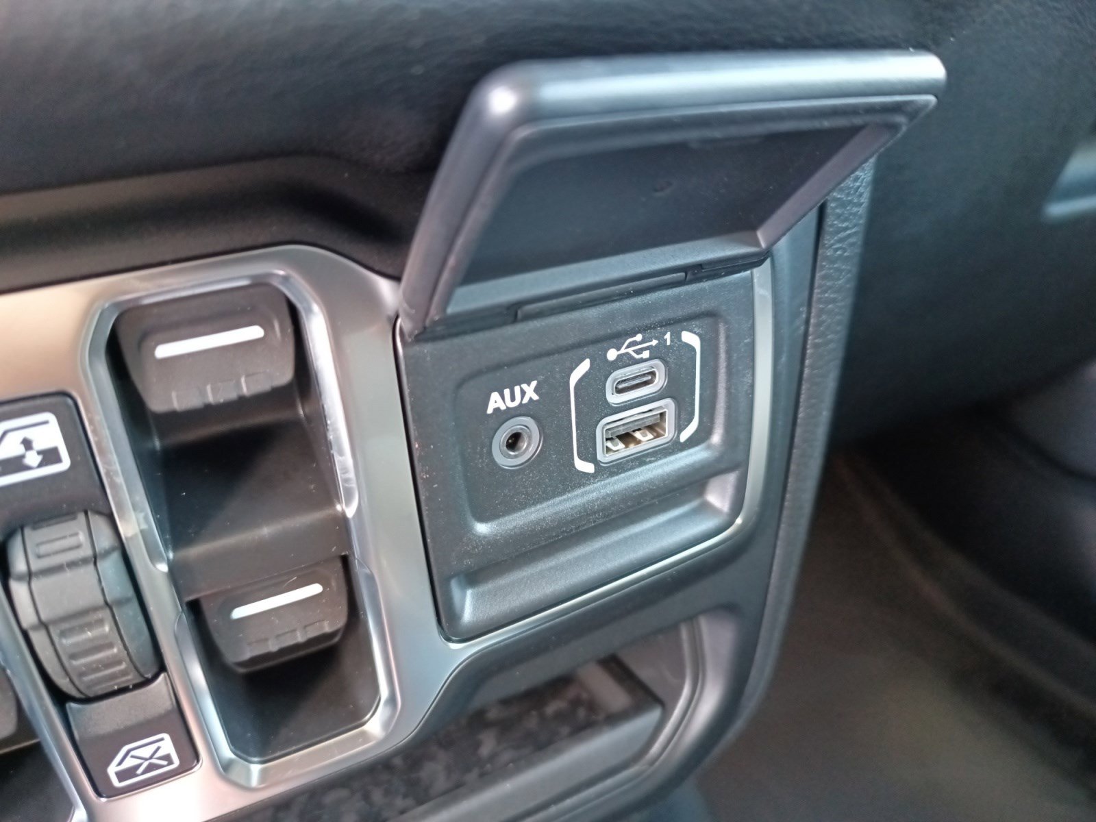 2025 Jeep Wrangler photo 19