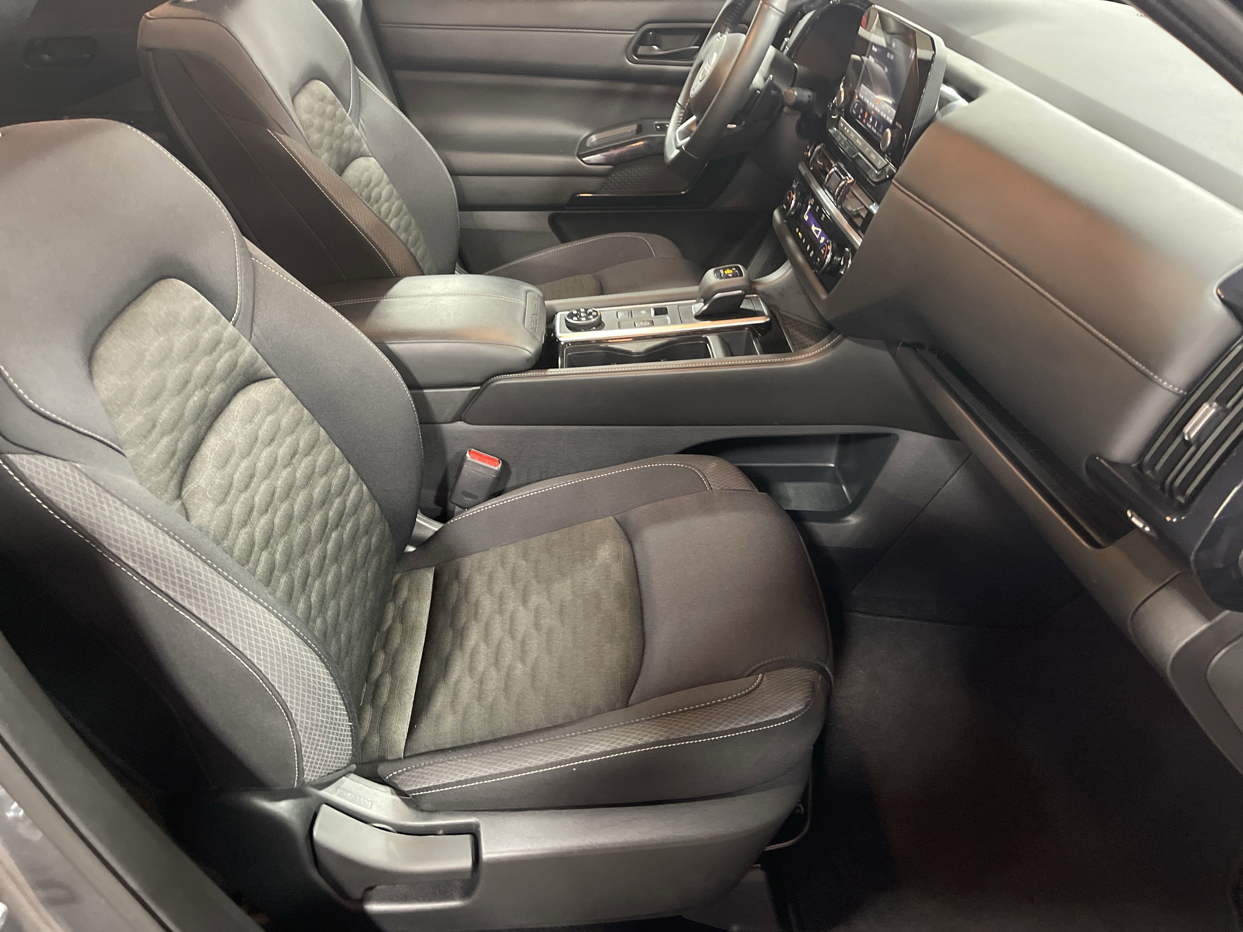 2024 Nissan Pathfinder SV photo 2