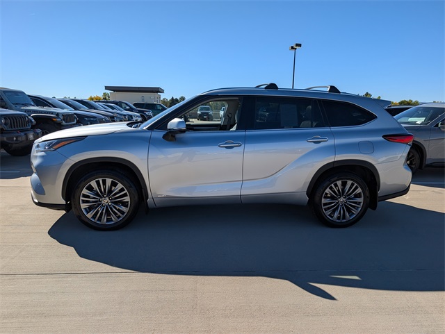 2022 Toyota Highlander Hybrid Platinum photo 2