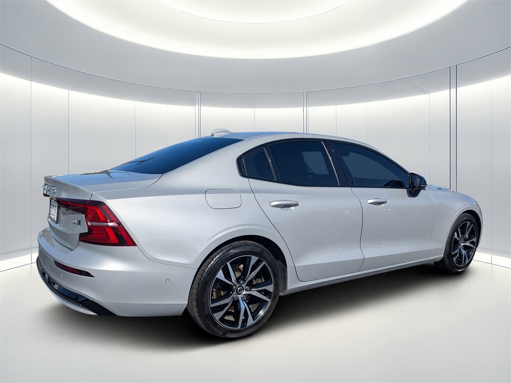 2024 Volvo S60 B5 Plus photo 2