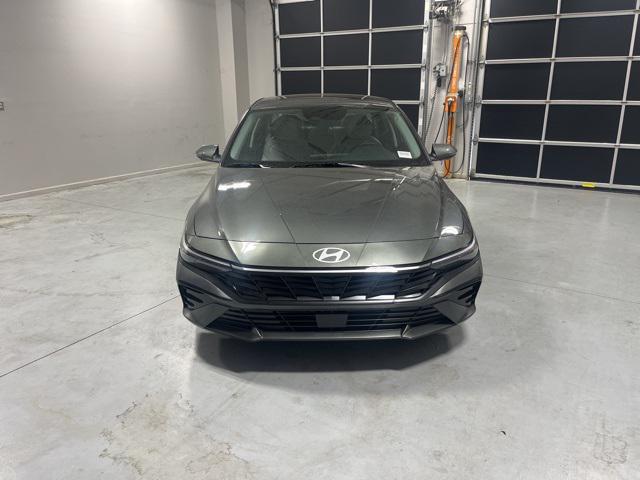 2025 Hyundai Elantra Limited photo 2