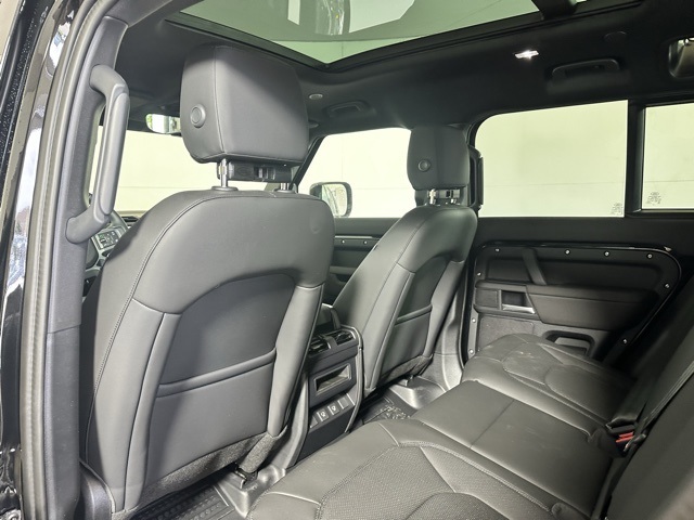2025 Land Rover Defender 110 S photo 11