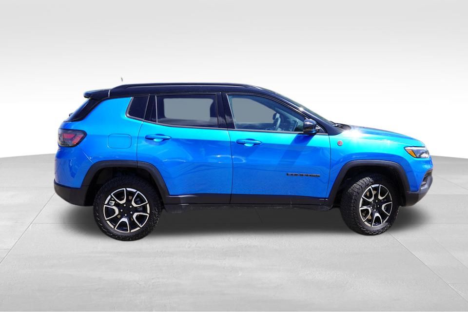 2024 Jeep Compass Trailhawk photo 2