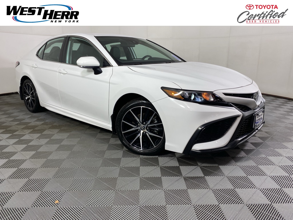 2024 Toyota Camry SE's photo