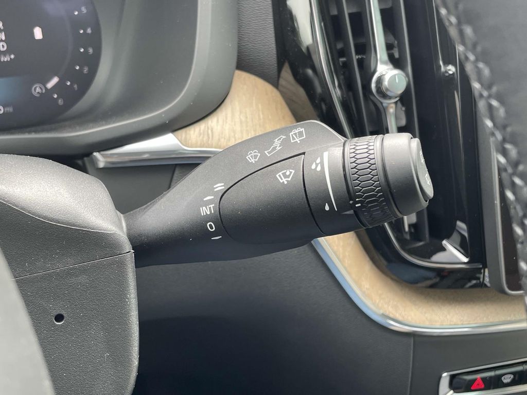 2026 Volvo XC60 B5 Core photo 14