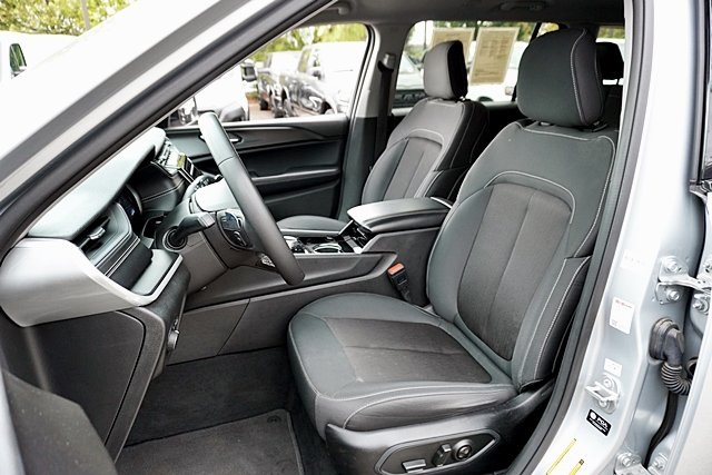 2023 Jeep Grand Cherokee Laredo photo 14