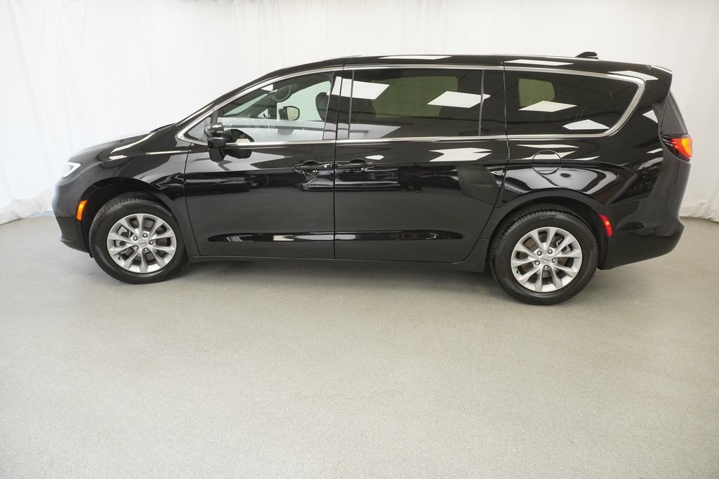 2025 Chrysler Pacifica photo 13