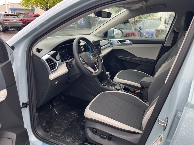 2025 Volkswagen Taos SE photo 9