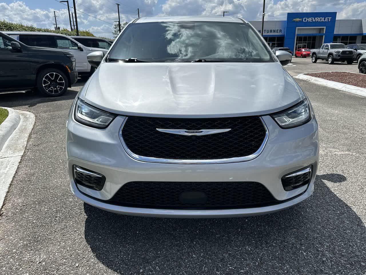 2023 Chrysler Pacifica Touring L photo 2