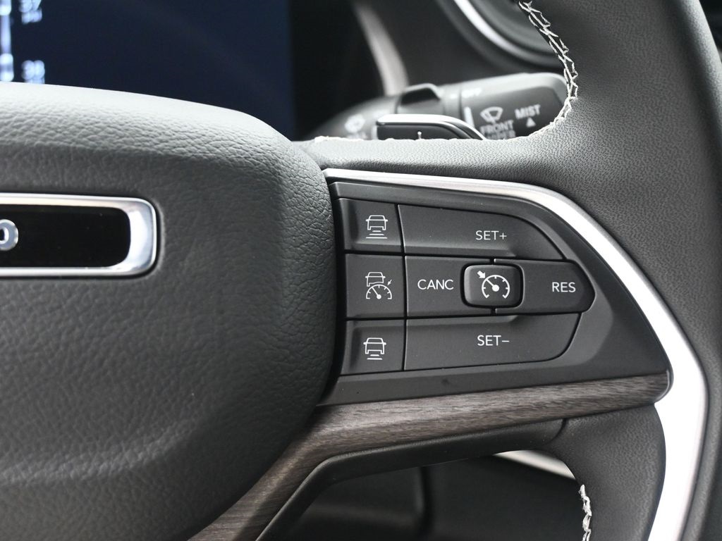 2025 Jeep Grand Cherokee Limited photo 2