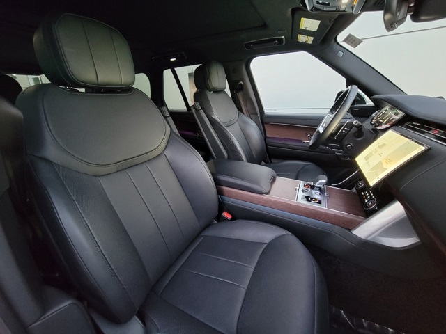 2023 Land Rover Range Rover SE photo 12