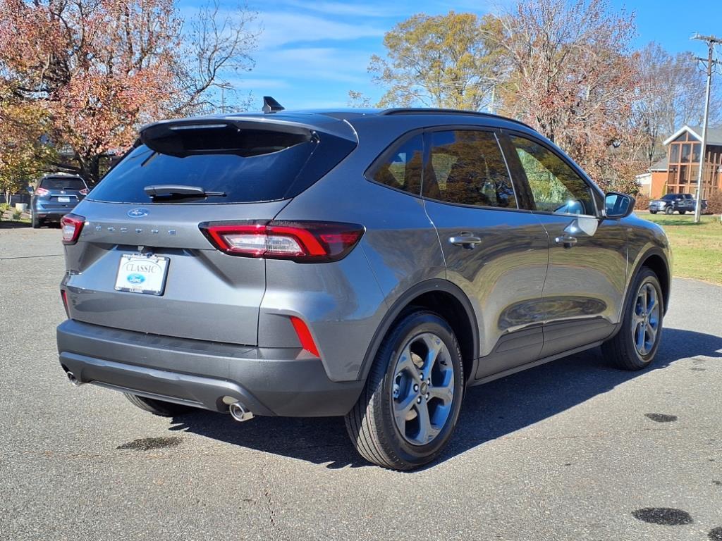 2025 Ford Escape ST-Line photo 4