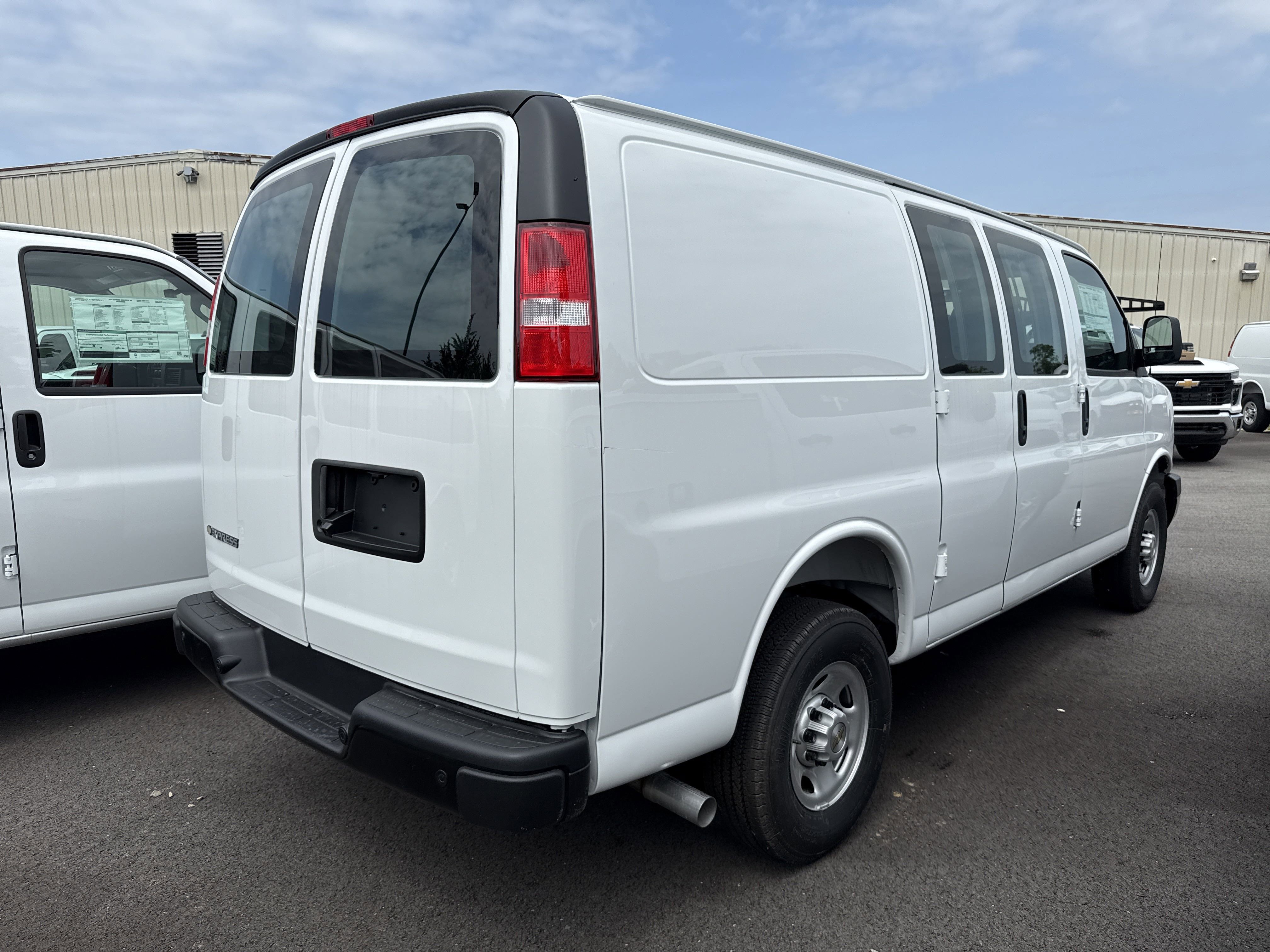 2025 Chevrolet Express Cargo 3500 photo 2