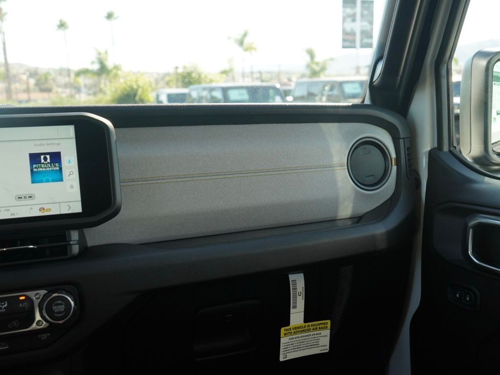 New 2026 Bright White Clear-Coat Exterior Paint Jeep 4-Door Sport S image 26