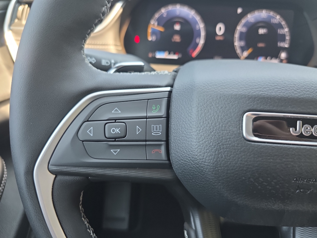 2025 Jeep Grand Cherokee Laredo Altitude photo 9