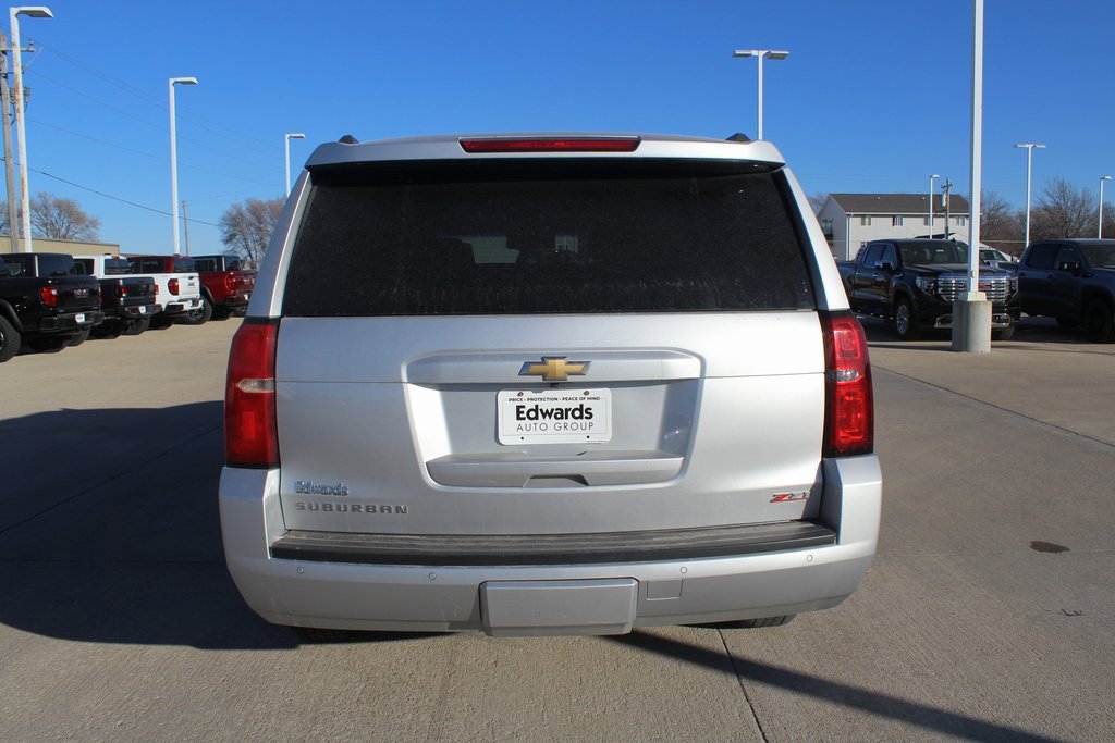 2017 Chevrolet Suburban LT photo 3