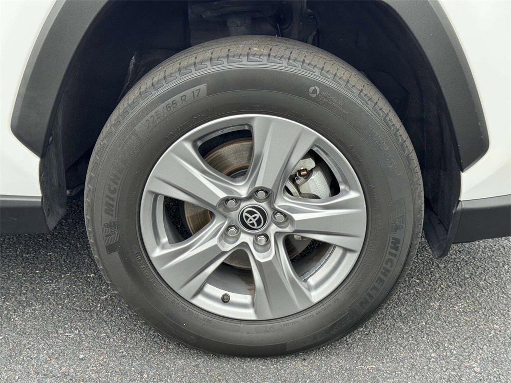 2022 Toyota RAV4 Hybrid XLE photo 25
