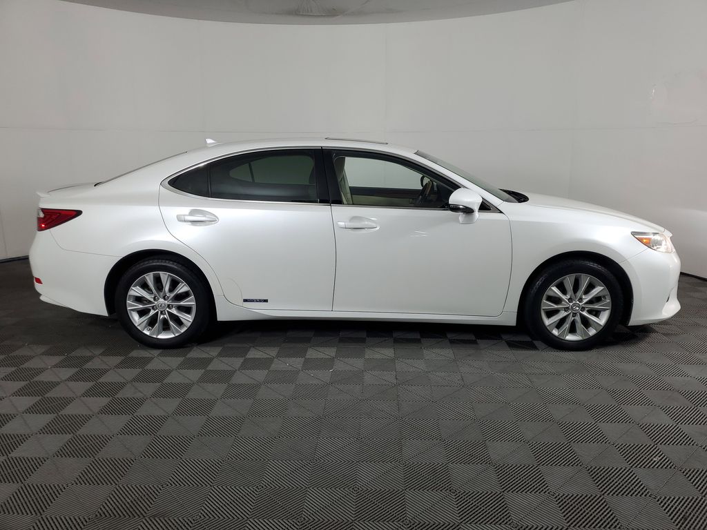 2014 Lexus ES 300h photo 2