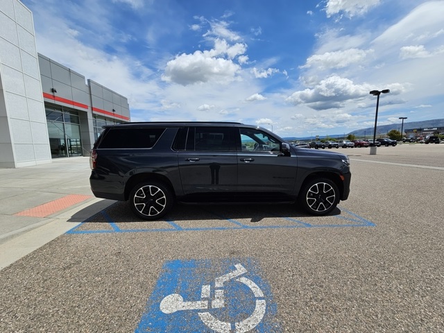2022 Chevrolet Suburban RST photo 3