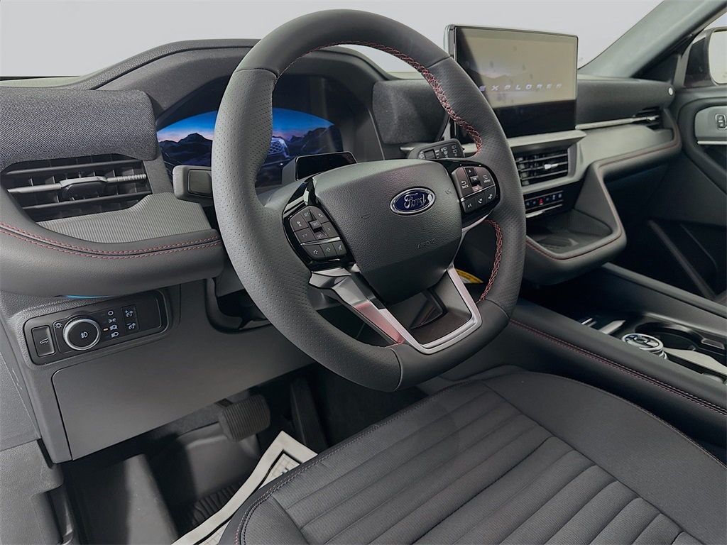 2025 Ford Explorer ST-Line photo 9