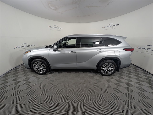 2022 Toyota Highlander Platinum photo 2