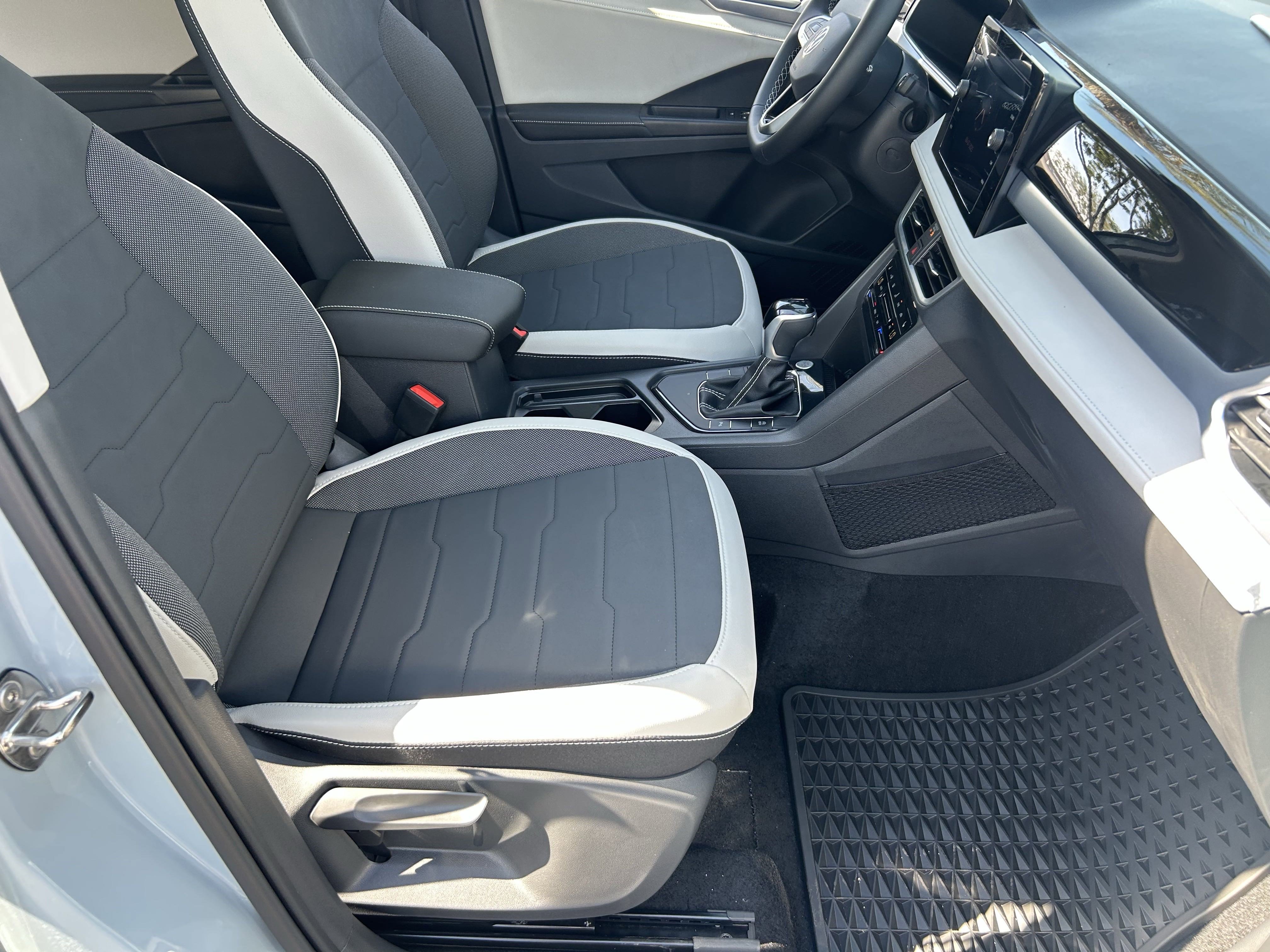 2025 Volkswagen Taos SE photo 3