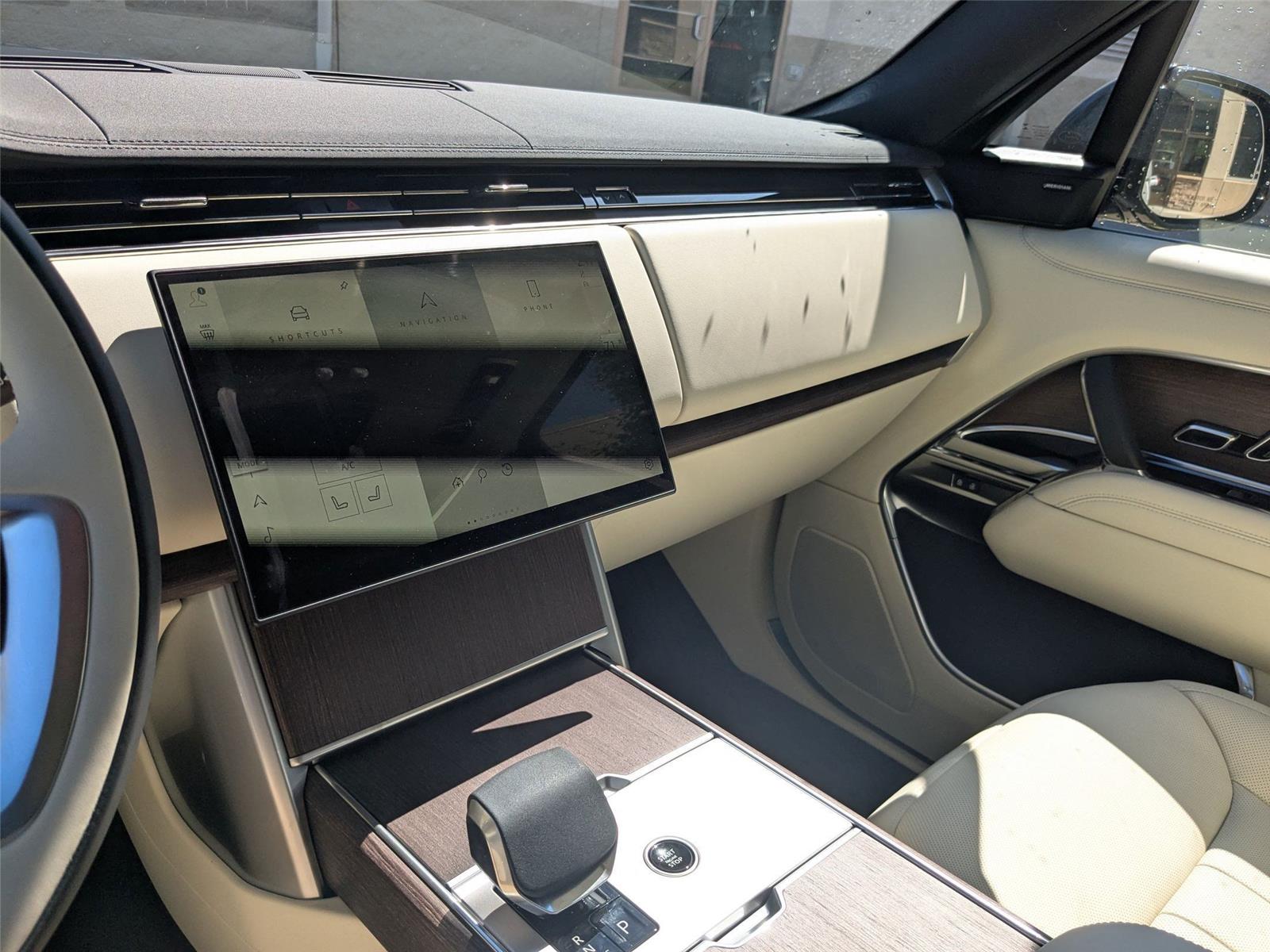 2025 Land Rover Range Rover SE photo 16