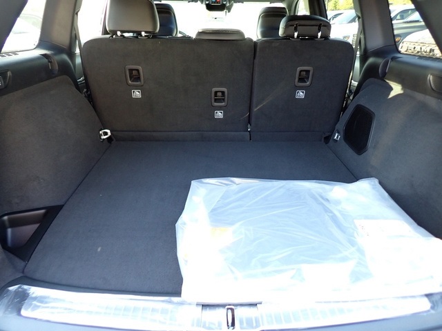 2025 Jeep Grand Cherokee Overland photo 4