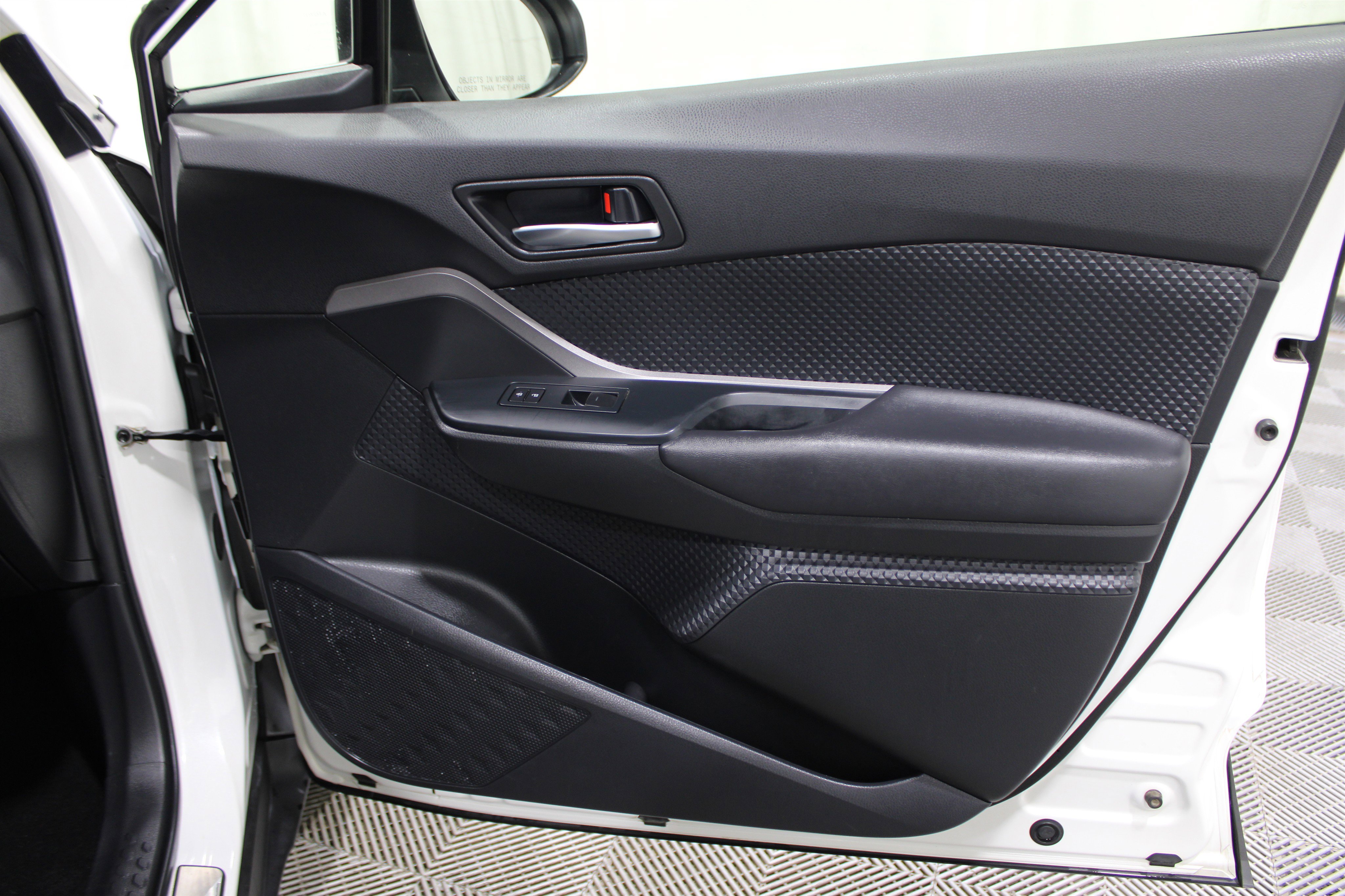 2020 Toyota C-HR LE photo 21