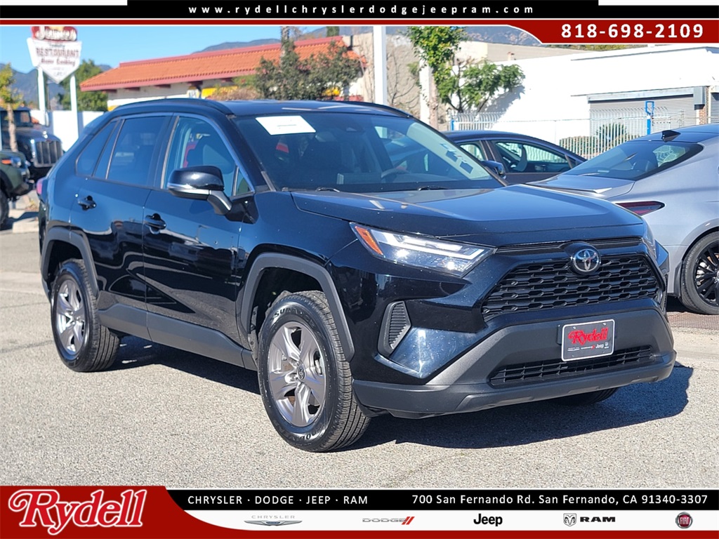 2023 Toyota RAV4 XLE's photo