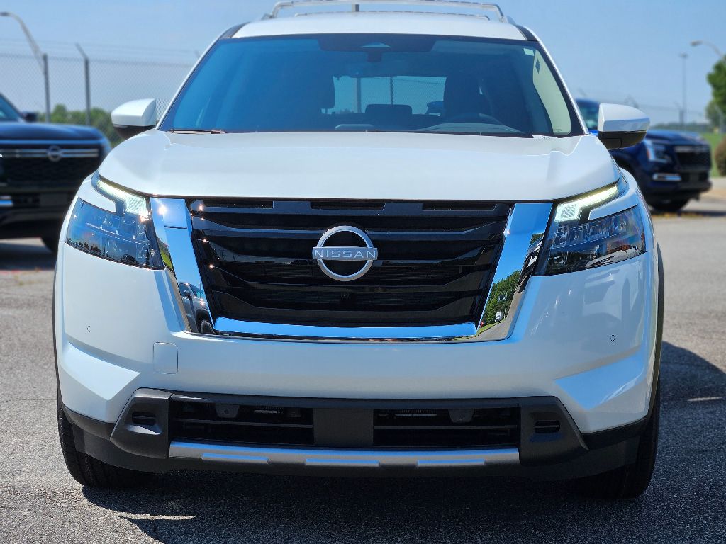 2025 Nissan Pathfinder SL photo 2