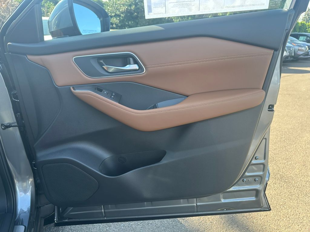 2026 Nissan Rogue Platinum photo 21