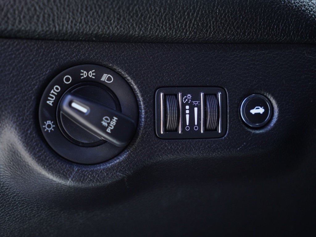 2015 Dodge Challenger R/T Plus photo 11